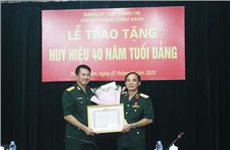 Trao tặng Huy hiệu 40 năm tuổi Đảng cho Thiếu tướng Ngô Quang Hưng